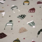 Tissu coton NOËL gris aux chapeaux, bonnets et chapkas - OEKO - TEX - tissuspipi.com