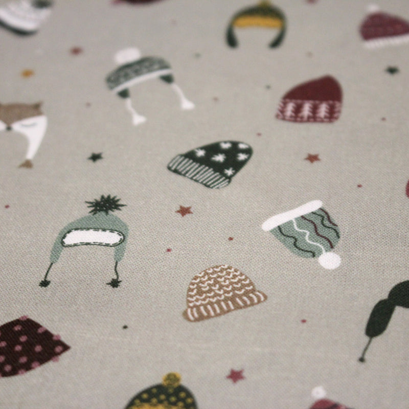 Tissu coton NOËL gris aux chapeaux, bonnets et chapkas - OEKO - TEX - tissuspipi.com