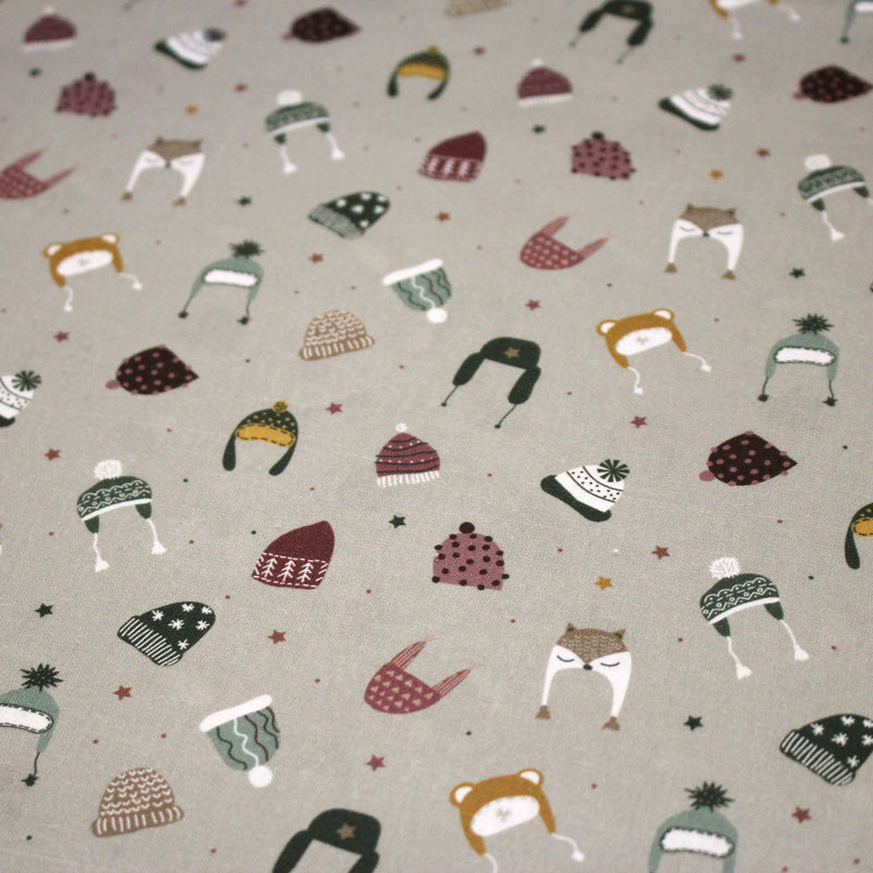 Tissu coton NOËL gris aux chapeaux, bonnets et chapkas - OEKO - TEX - tissuspipi.com