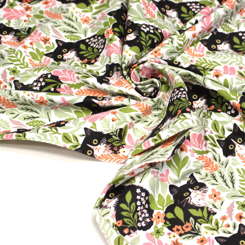 Tissu cotonnade aux chats dans les fleurs roses et vertes - OEKO - TEX STANDARD 100 - tissuspipi.com