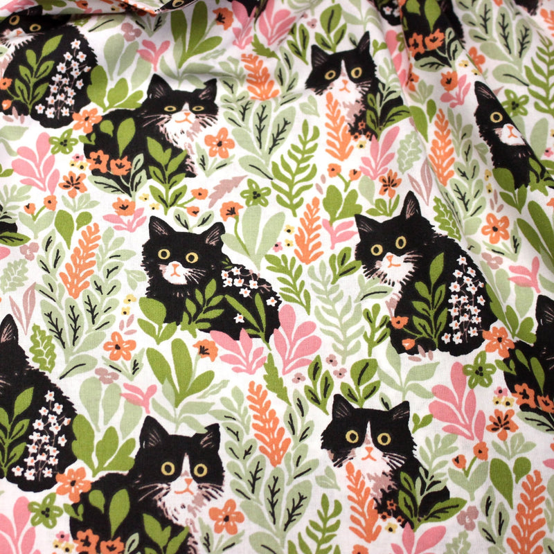 Tissu cotonnade aux chats dans les fleurs roses et vertes - OEKO - TEX STANDARD 100 - tissuspipi.com