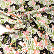 Tissu cotonnade aux chats dans les fleurs roses et vertes - OEKO - TEX STANDARD 100 - tissuspipi.com