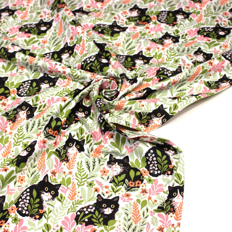 Tissu cotonnade aux chats dans les fleurs roses et vertes - OEKO - TEX STANDARD 100 - tissuspipi.com