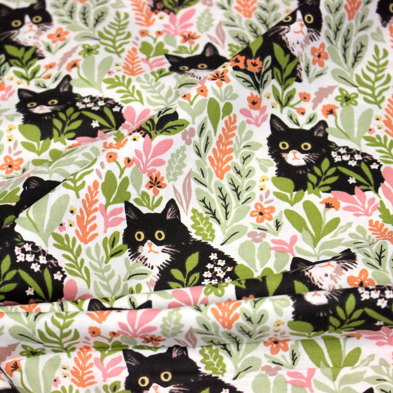 Tissu cotonnade aux chats dans les fleurs roses et vertes - OEKO - TEX STANDARD 100 - tissuspipi.com