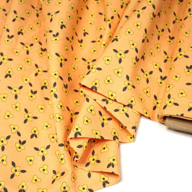 Tissu popeline coton corail aux fleurs graphiques jaunes - tissuspipi.com