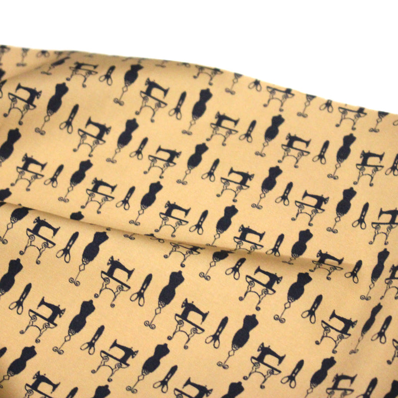 Tissu popeline coton LA COUTURE, mannequins & machines à coudre, fond ocre - tissuspipi.com
