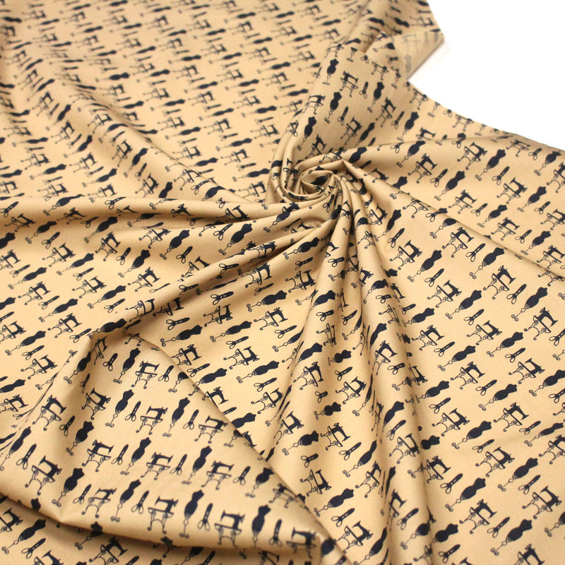 Tissu popeline coton LA COUTURE, mannequins & machines à coudre, fond ocre - tissuspipi.com