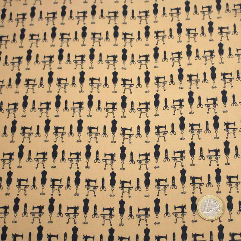 Tissu popeline coton LA COUTURE, mannequins & machines à coudre, fond ocre - tissuspipi.com
