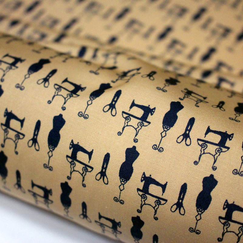 Tissu popeline coton LA COUTURE, mannequins & machines à coudre, fond ocre - tissuspipi.com