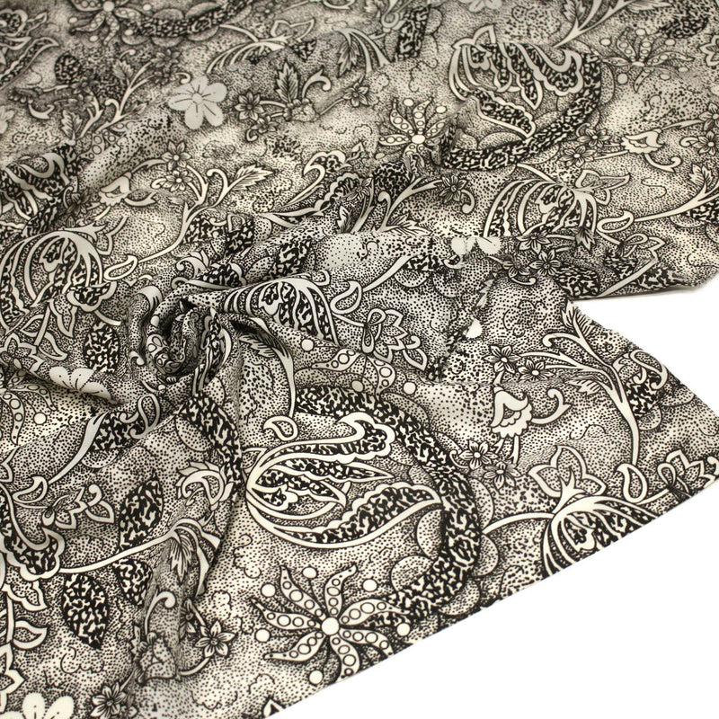 Tissu viscose fluide écru aux fleurs indiennes noires - COLLECTION KALAMKARI - tissuspipi.com