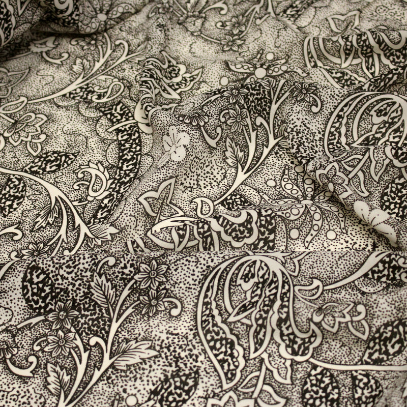 Tissu viscose fluide écru aux fleurs indiennes noires - COLLECTION KALAMKARI - tissuspipi.com