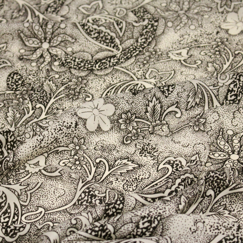 Tissu viscose fluide écru aux fleurs indiennes noires - COLLECTION KALAMKARI - tissuspipi.com
