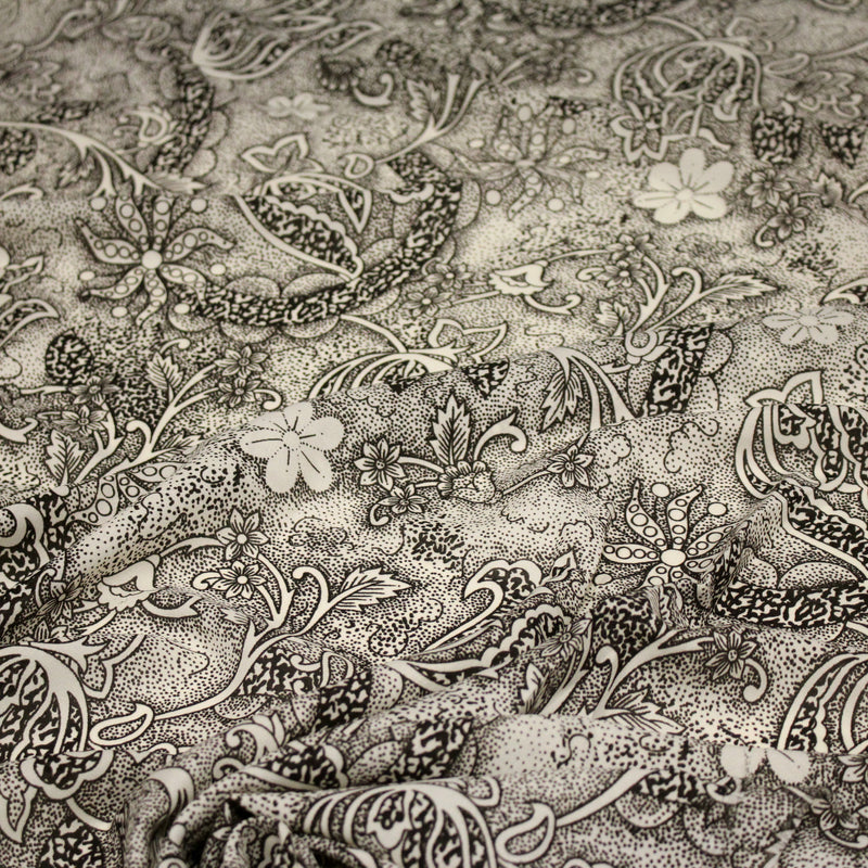 Tissu viscose fluide écru aux fleurs indiennes noires - COLLECTION KALAMKARI - tissuspipi.com