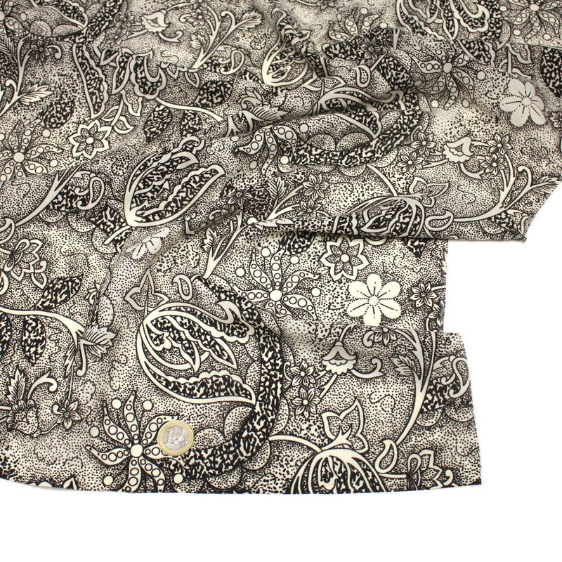 Tissu viscose fluide écru aux fleurs indiennes noires - COLLECTION KALAMKARI - tissuspipi.com