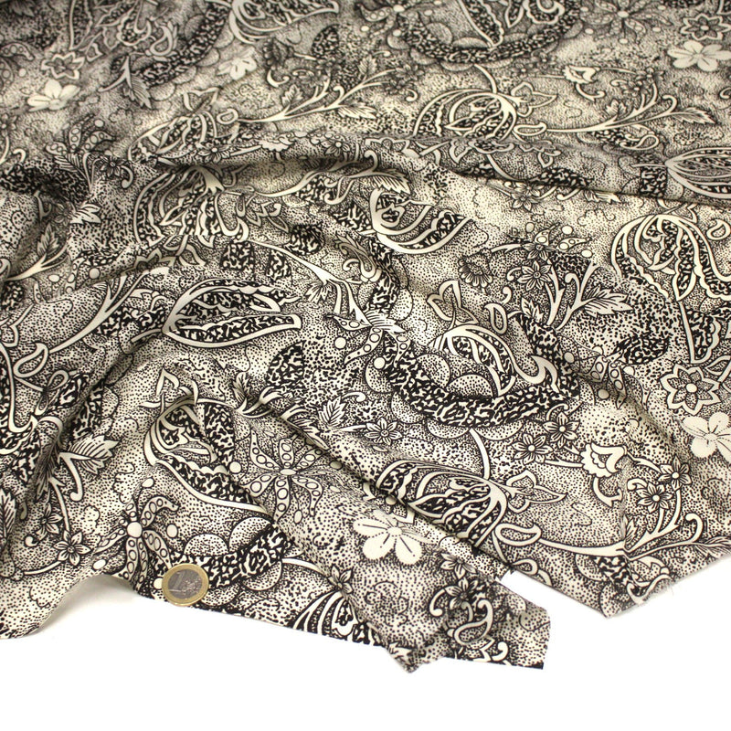 Tissu viscose fluide écru aux fleurs indiennes noires - COLLECTION KALAMKARI - tissuspipi.com