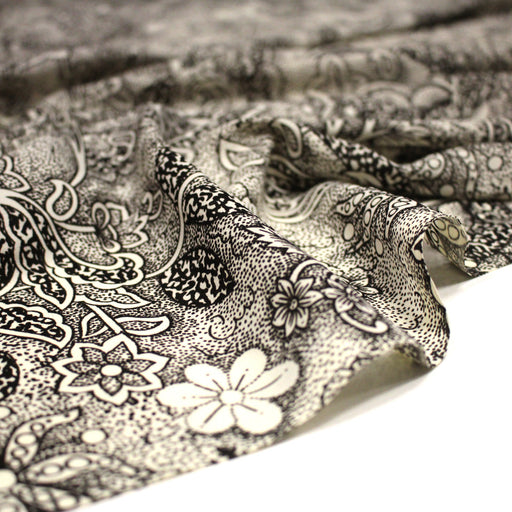 Tissu viscose fluide écru aux fleurs indiennes noires - COLLECTION KALAMKARI - tissuspipi.com