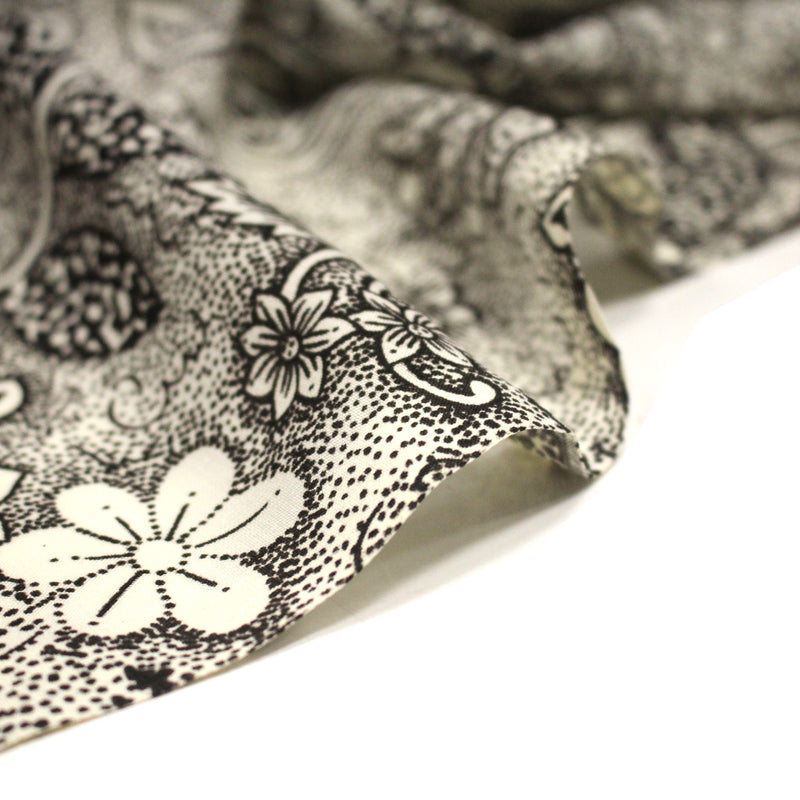 Tissu viscose fluide écru aux fleurs indiennes noires - COLLECTION KALAMKARI - tissuspipi.com