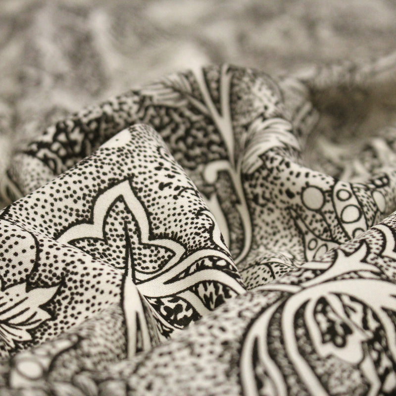 Tissu viscose fluide écru aux fleurs indiennes noires - COLLECTION KALAMKARI - tissuspipi.com