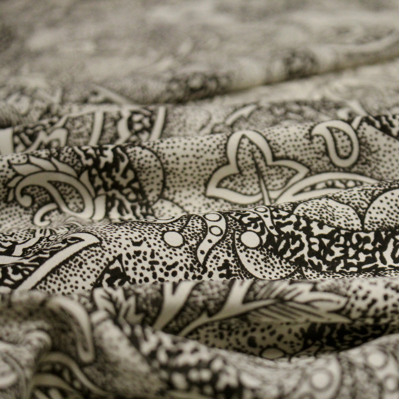 Tissu viscose fluide écru aux fleurs indiennes noires - COLLECTION KALAMKARI - tissuspipi.com