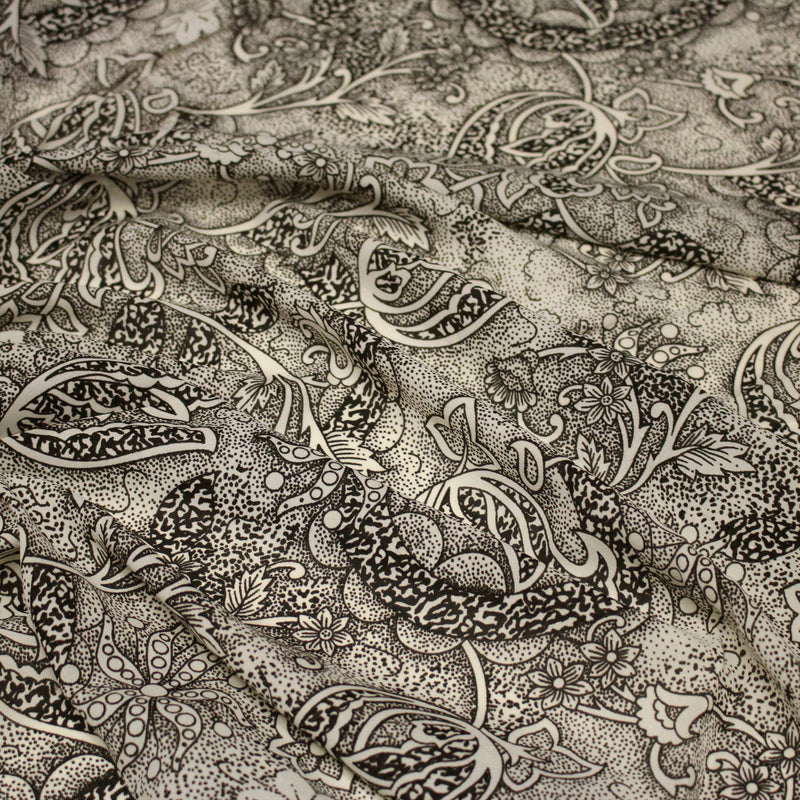 Tissu viscose fluide écru aux fleurs indiennes noires - COLLECTION KALAMKARI - tissuspipi.com