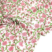 Tissu coton fin imprimé INDIENNES, fleurs traditionnelles roses, feuilles vertes, fond blanc - tissuspipi.com