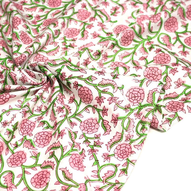 Tissu coton fin imprimé INDIENNES, fleurs traditionnelles roses, feuilles vertes, fond blanc - tissuspipi.com