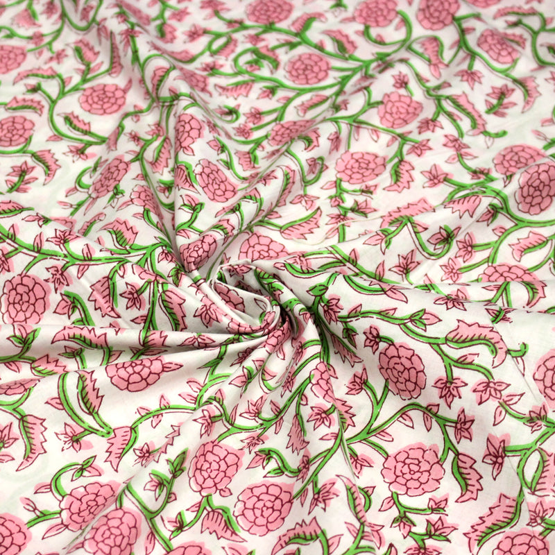 Tissu coton fin imprimé INDIENNES, fleurs traditionnelles roses, feuilles vertes, fond blanc