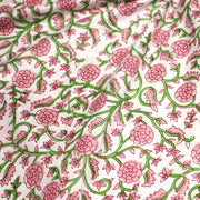 Tissu coton fin imprimé INDIENNES, fleurs traditionnelles roses, feuilles vertes, fond blanc - tissuspipi.com