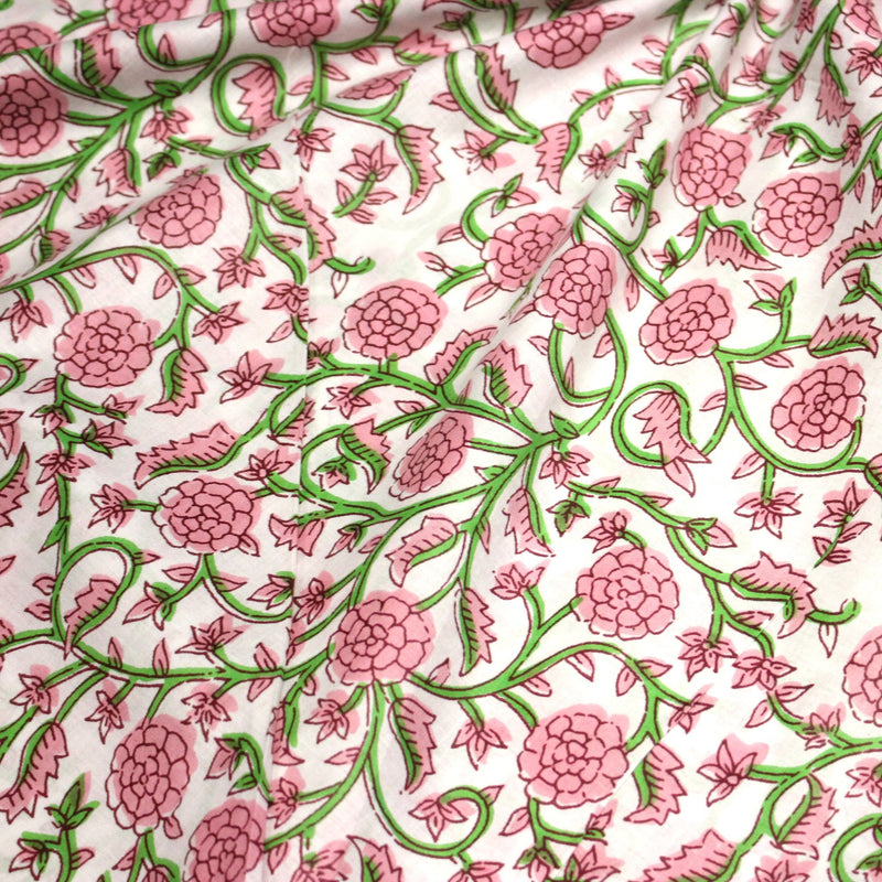 Tissu coton fin imprimé INDIENNES, fleurs traditionnelles roses, feuilles vertes, fond blanc - tissuspipi.com