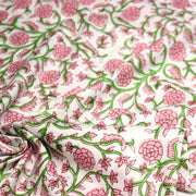 Tissu coton fin imprimé INDIENNES, fleurs traditionnelles roses, feuilles vertes, fond blanc - tissuspipi.com