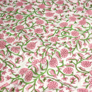 Tissu coton fin imprimé INDIENNES, fleurs traditionnelles roses, feuilles vertes, fond blanc - tissuspipi.com