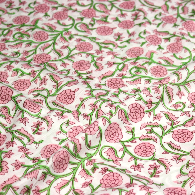 Tissu coton fin imprimé INDIENNES, fleurs traditionnelles roses, feuilles vertes, fond blanc - tissuspipi.com