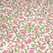 Tissu coton fin imprimé INDIENNES, fleurs traditionnelles roses, feuilles vertes, fond blanc - tissuspipi.com