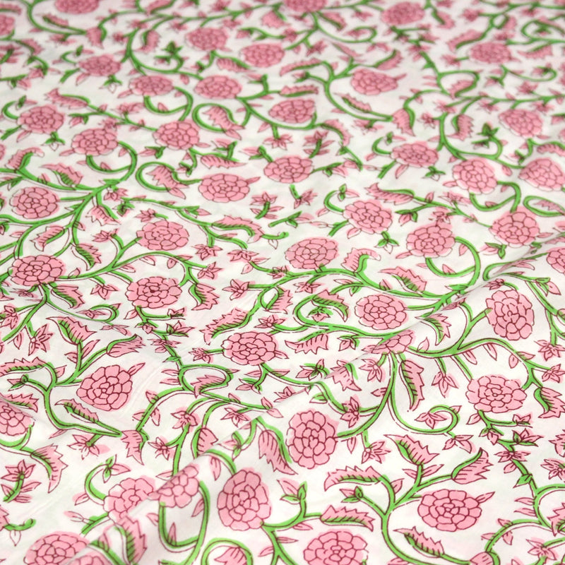 Tissu coton fin imprimé INDIENNES, fleurs traditionnelles roses, feuilles vertes, fond blanc - tissuspipi.com