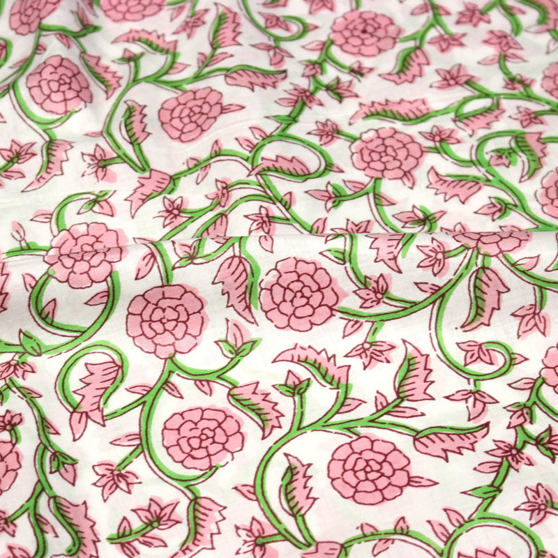 Tissu coton fin imprimé INDIENNES, fleurs traditionnelles roses, feuilles vertes, fond blanc - tissuspipi.com