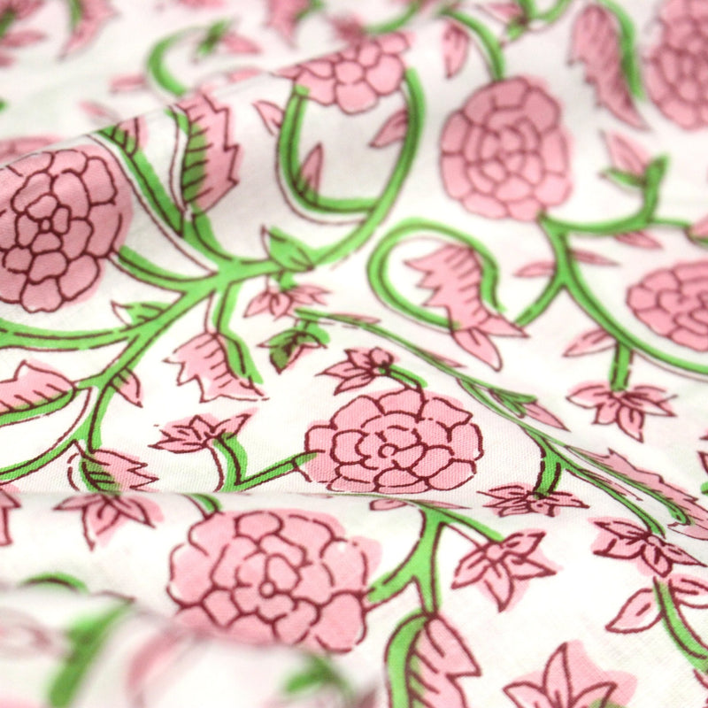 Tissu coton fin imprimé INDIENNES, fleurs traditionnelles roses, feuilles vertes, fond blanc - tissuspipi.com