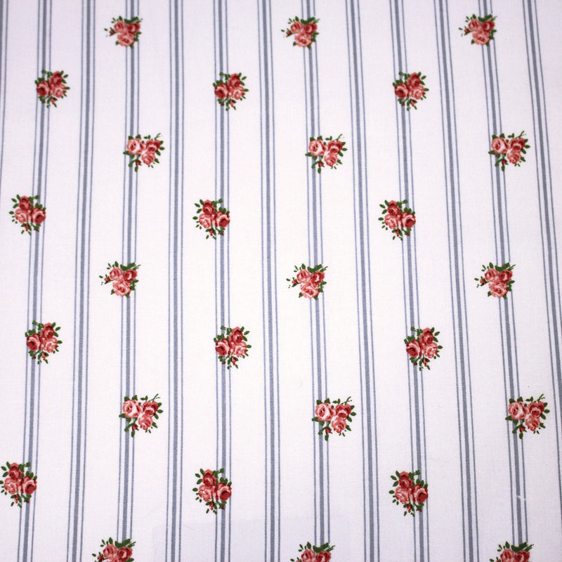 Tissu cotonnade PRIMROSE LANE, motif britannique fleuri : roses et fines rayures bleues - OEKO - TEX STANDARD 100 - tissuspipi.com