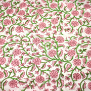 Tissu coton fin imprimé INDIENNES, fleurs traditionnelles roses, feuilles vertes, fond blanc - tissuspipi.com