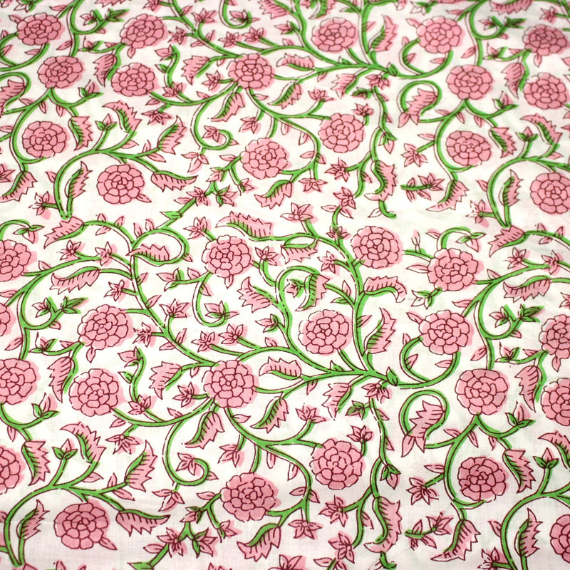 Tissu coton fin imprimé INDIENNES, fleurs traditionnelles roses, feuilles vertes, fond blanc - tissuspipi.com