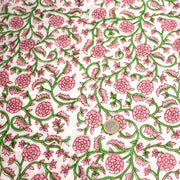 Tissu coton fin imprimé INDIENNES, fleurs traditionnelles roses, feuilles vertes, fond blanc - tissuspipi.com