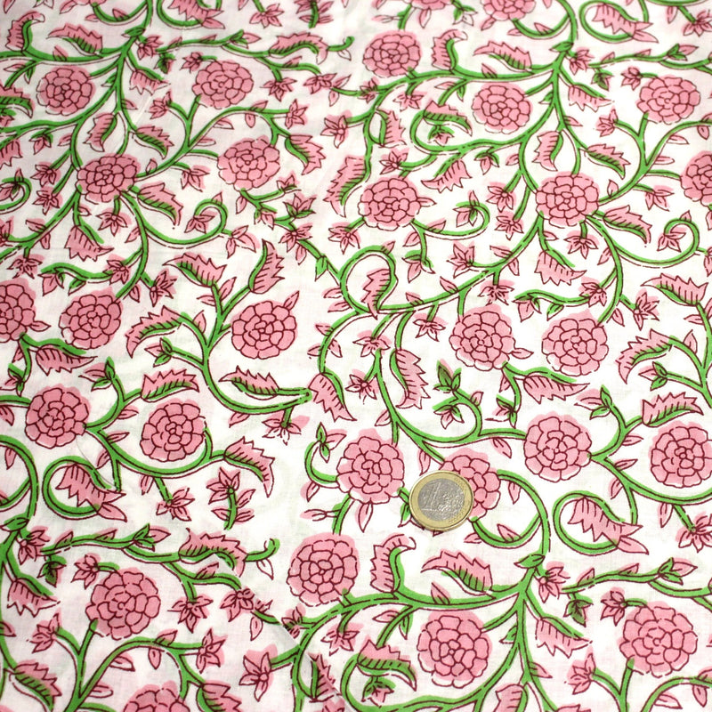Tissu coton fin imprimé INDIENNES, fleurs traditionnelles roses, feuilles vertes, fond blanc - tissuspipi.com