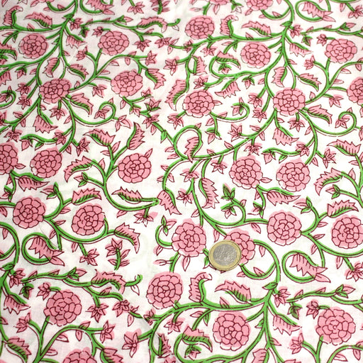 Tissu coton fin imprimé INDIENNES, fleurs traditionnelles roses, feuilles vertes, fond blanc - tissuspipi.com