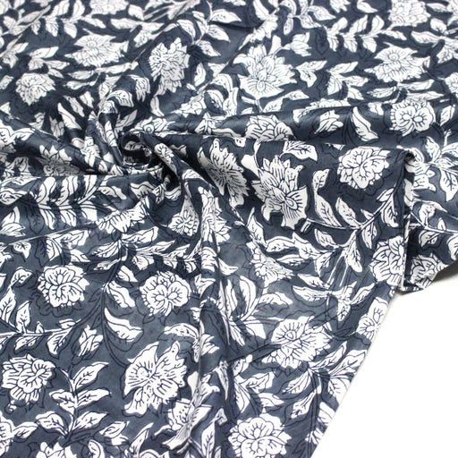 Tissu coton fin imprimé INDIENNES, fleurs traditionnelles blanches et fond gris - tissuspipi.com
