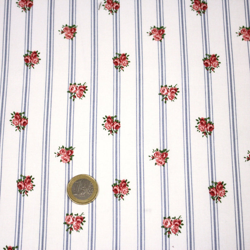 Tissu cotonnade PRIMROSE LANE, motif britannique fleuri : roses et fines rayures bleues - OEKO - TEX STANDARD 100 - tissuspipi.com