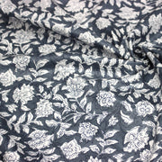 Tissu coton fin imprimé INDIENNES, fleurs traditionnelles blanches et fond gris - tissuspipi.com