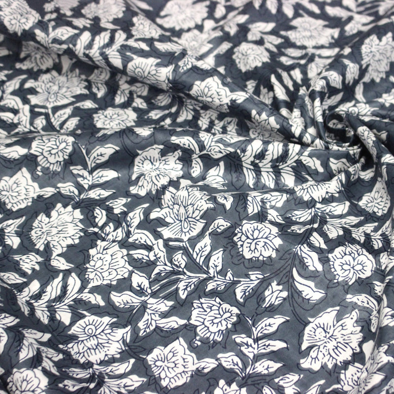 Tissu coton fin imprimé INDIENNES, fleurs traditionnelles blanches et fond gris - tissuspipi.com