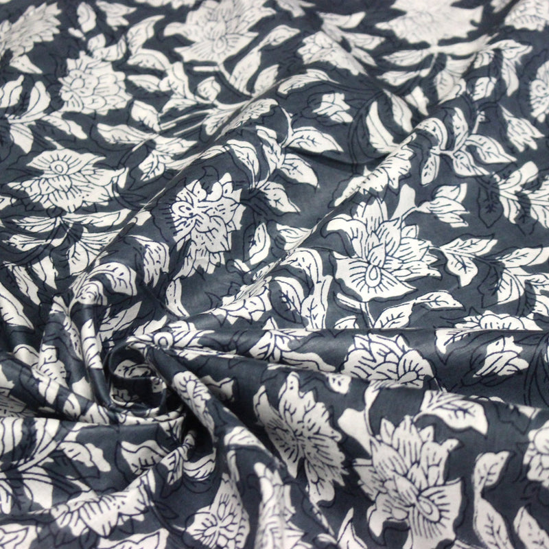 Tissu coton fin imprimé INDIENNES, fleurs traditionnelles blanches et fond gris - tissuspipi.com
