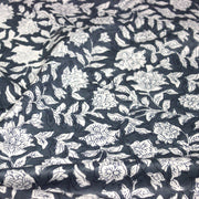 Tissu coton fin imprimé INDIENNES, fleurs traditionnelles blanches et fond gris - tissuspipi.com