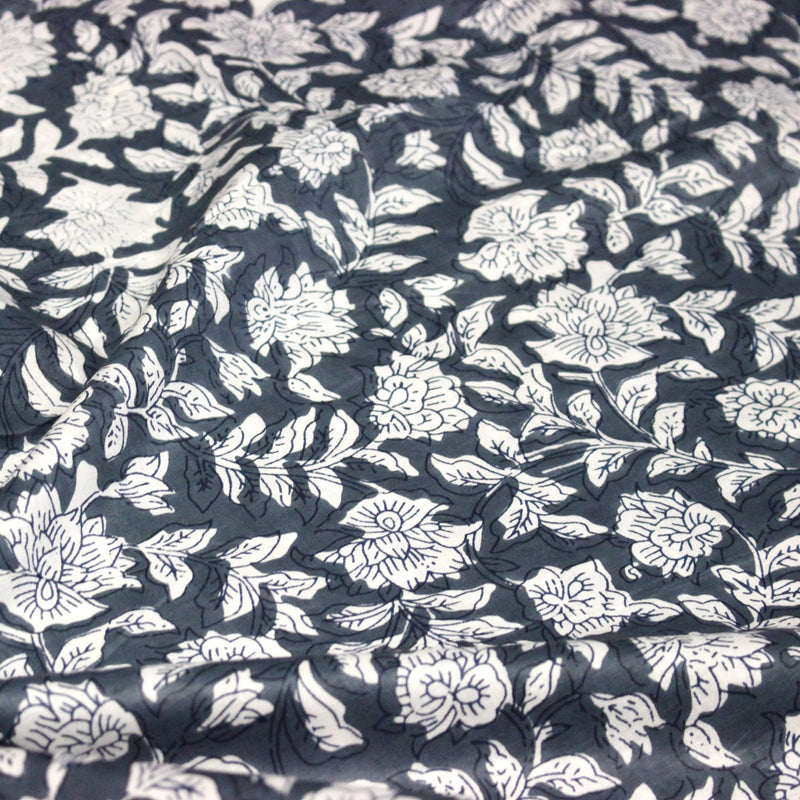 Tissu coton fin imprimé INDIENNES, fleurs traditionnelles blanches et fond gris - tissuspipi.com
