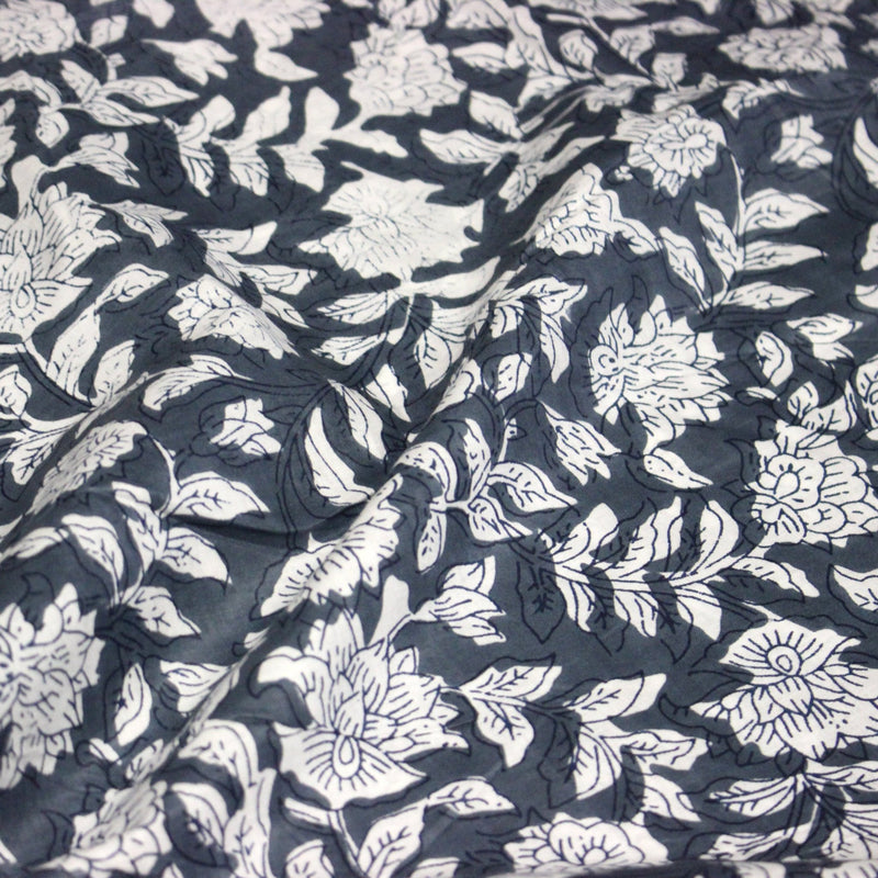 Tissu coton fin imprimé INDIENNES, fleurs traditionnelles blanches et fond gris - tissuspipi.com